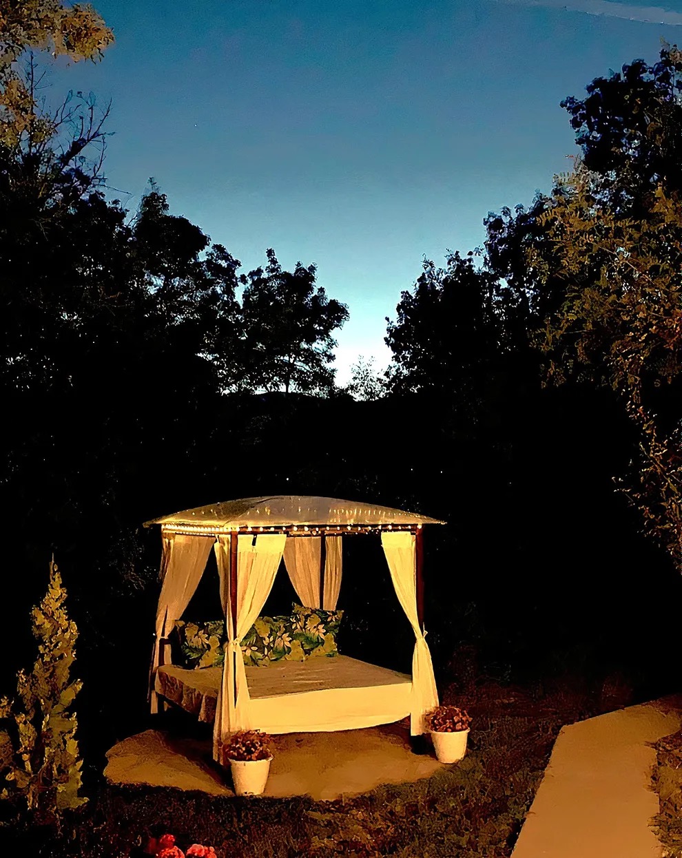 Cama balinesa iluminada de noche