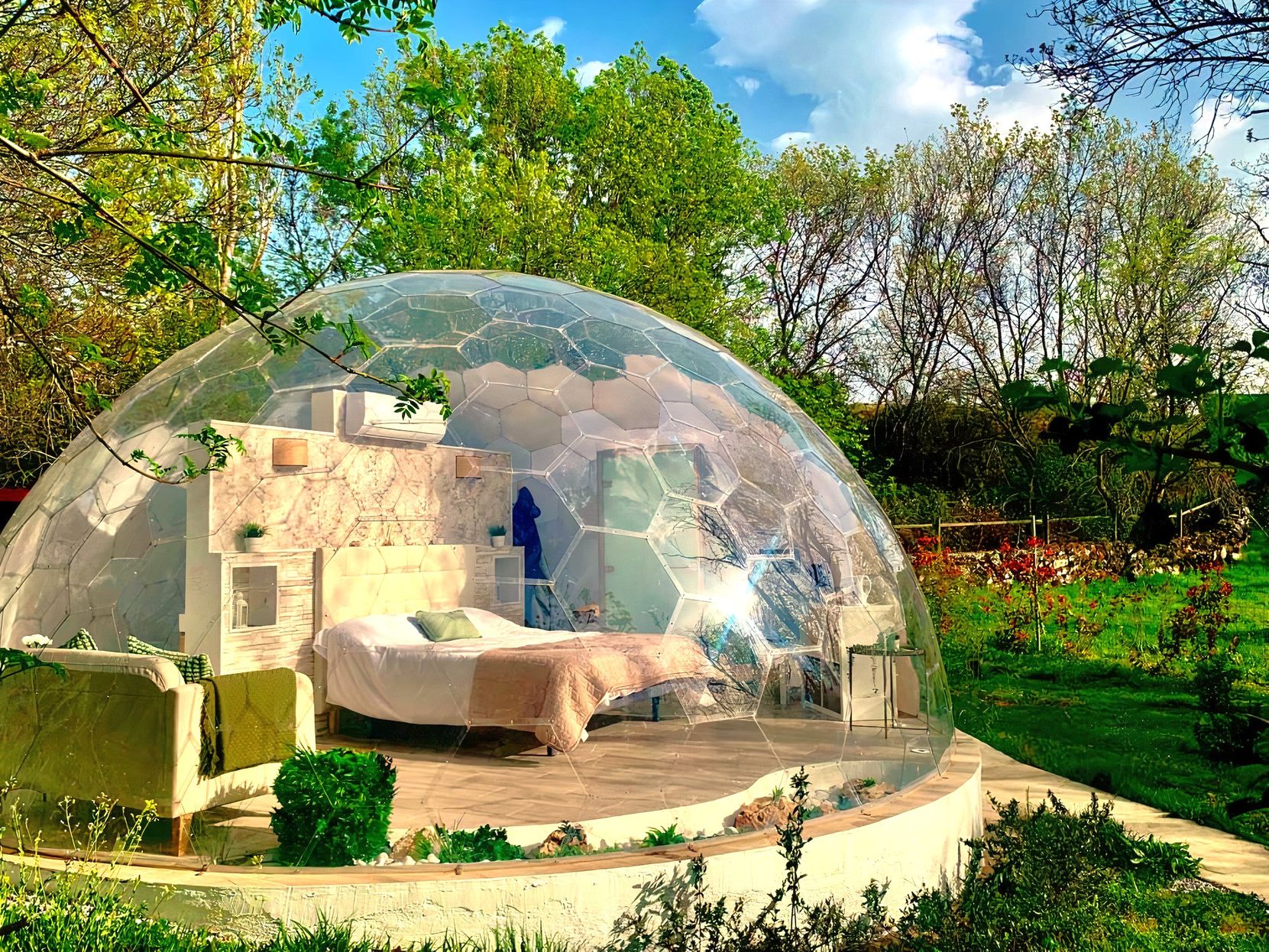 Domo transparente en el jardín