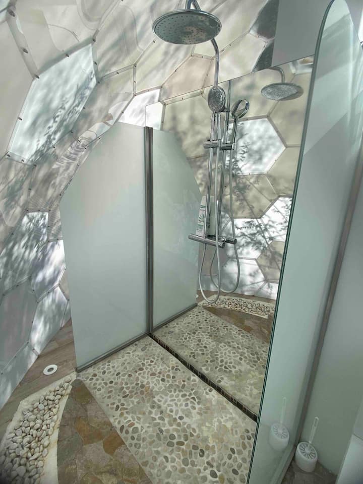 Ducha de lluvia con piedras naturales