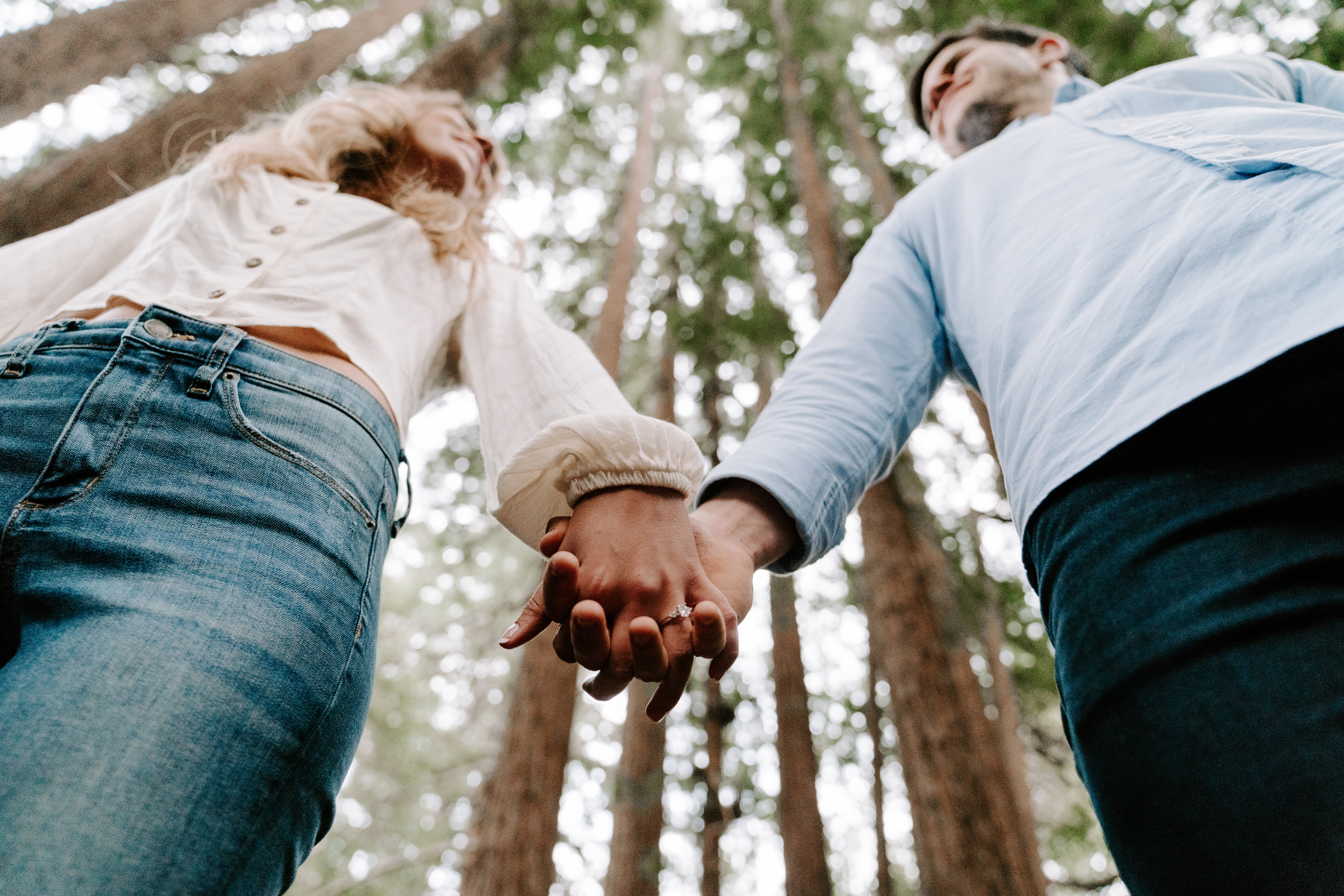 Pareja disfrutando de un retiro romántico en Natura Domo